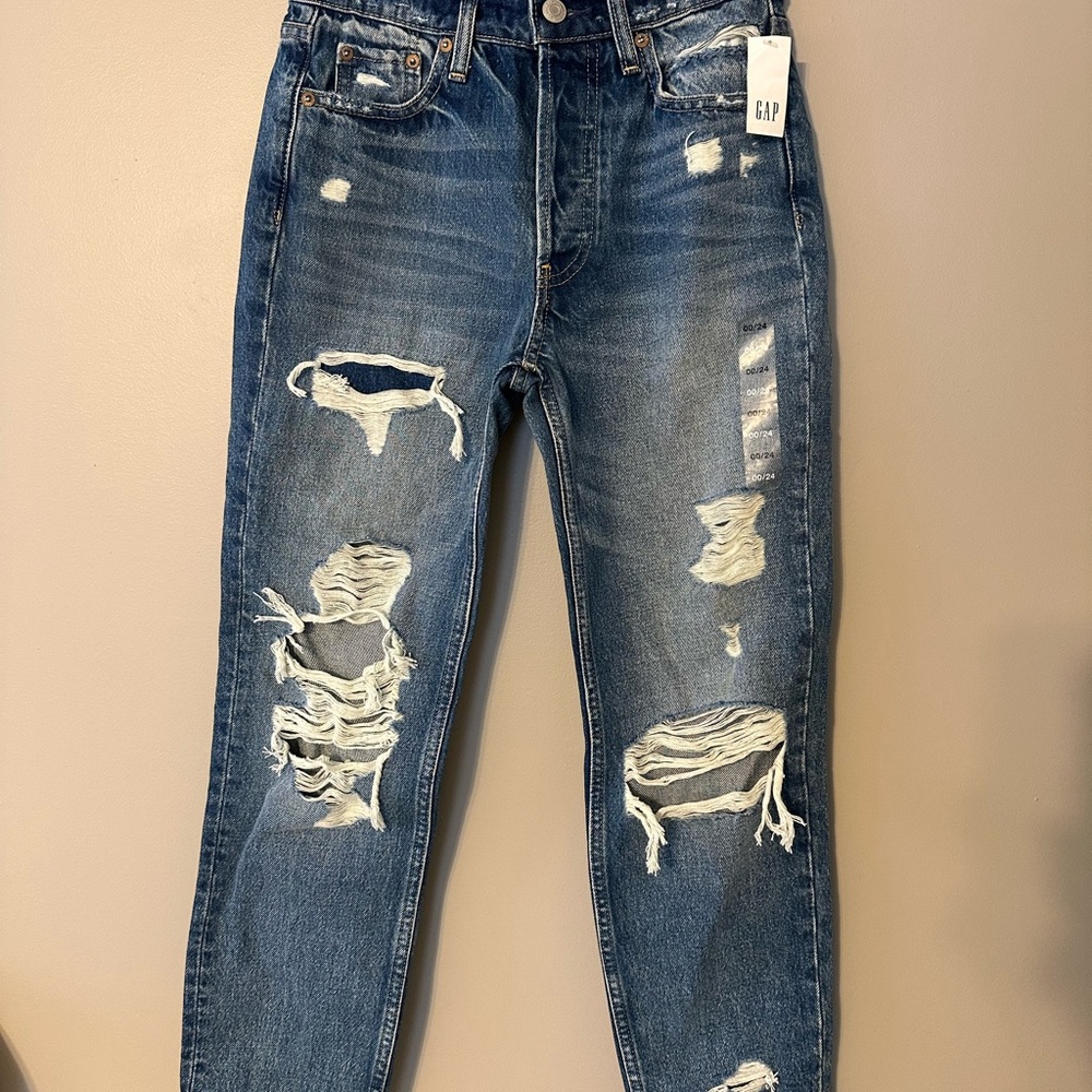 NWT GAP Women's Distressed Cheeky Straight Jeans size 24